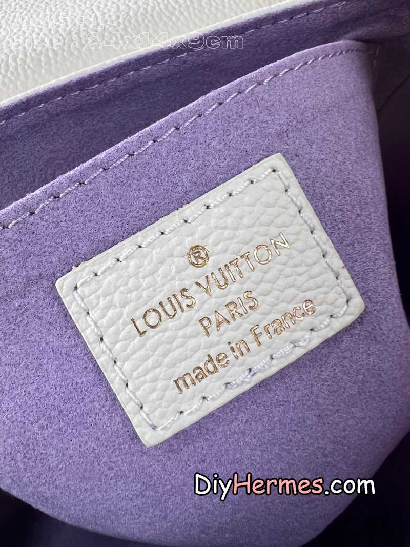 LV M45813 off-white printed purple Favorite handbag is made of Monogram Empreinte embossed leather, with a light background to highlight the Monogram print and a microfiber lining. The adjustable leather shoulder strap and chain are detachable and can be worn under the arm, on one shoulder or across the body. size：24x14x9cm Q LV 第10張