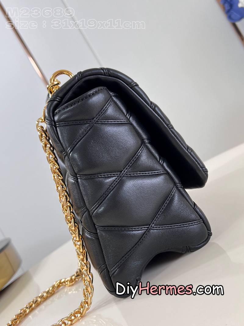 LV M23689 black GO-14 large handbag is made of quilted sheepskin, with a flap opened by LV Twist twist lock, internal zipper pocket and rear patch pocket with mirror. The top handle and sliding chain are both detachable, enabling a variety of carrying methods. 31 x 19.5 x 11 cm (length x height x width) LV 第4張
