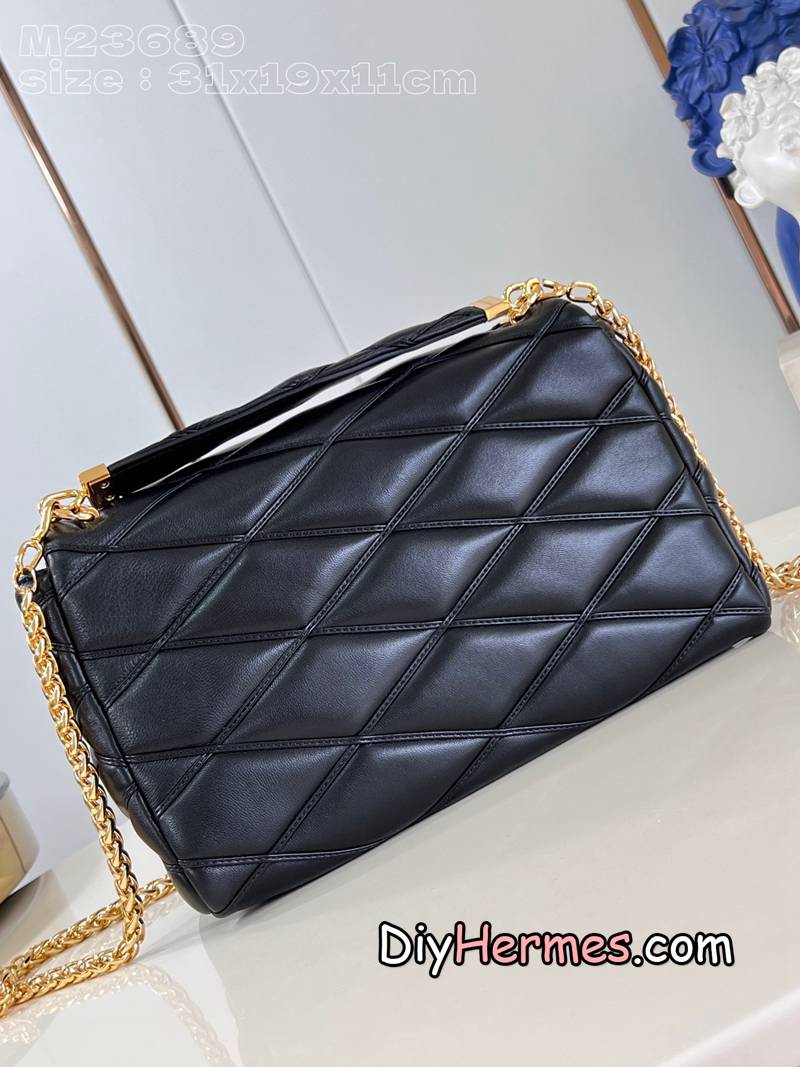 LV M23689 black GO-14 large handbag is made of quilted sheepskin, with a flap opened by LV Twist twist lock, internal zipper pocket and rear patch pocket with mirror. The top handle and sliding chain are both detachable, enabling a variety of carrying methods. 31 x 19.5 x 11 cm (length x height x width) LV 第5張