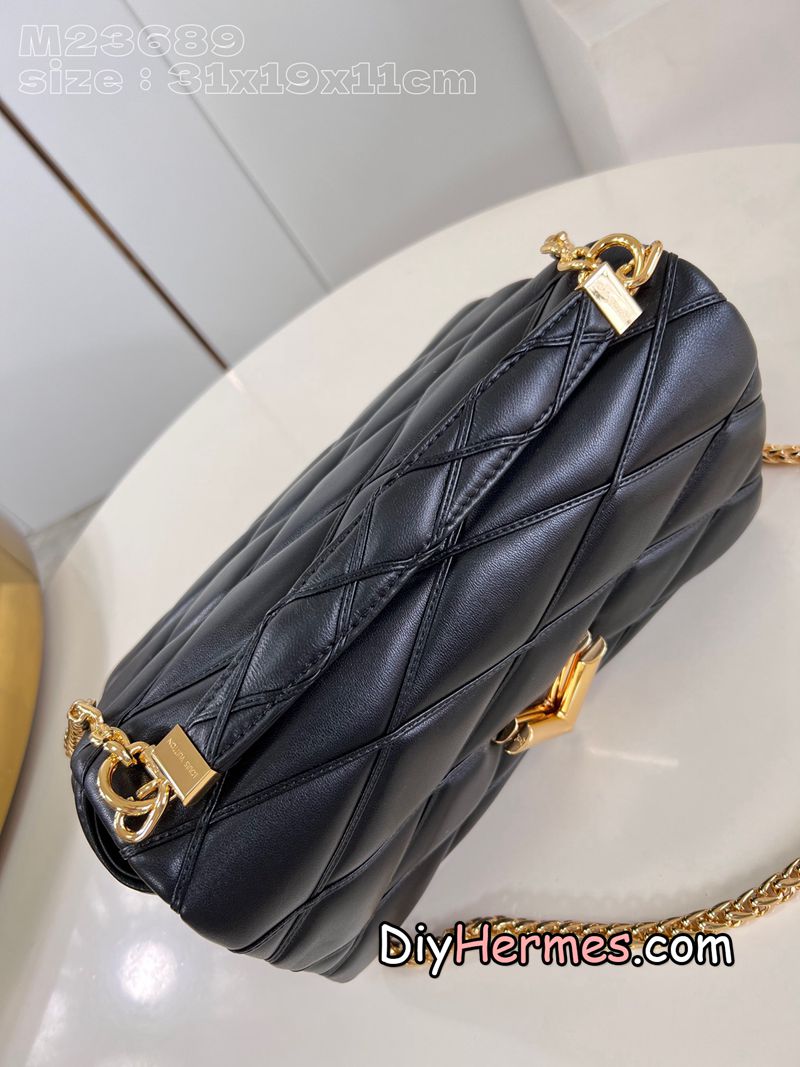 LV M23689 black GO-14 large handbag is made of quilted sheepskin, with a flap opened by LV Twist twist lock, internal zipper pocket and rear patch pocket with mirror. The top handle and sliding chain are both detachable, enabling a variety of carrying methods. 31 x 19.5 x 11 cm (length x height x width) LV 第7張