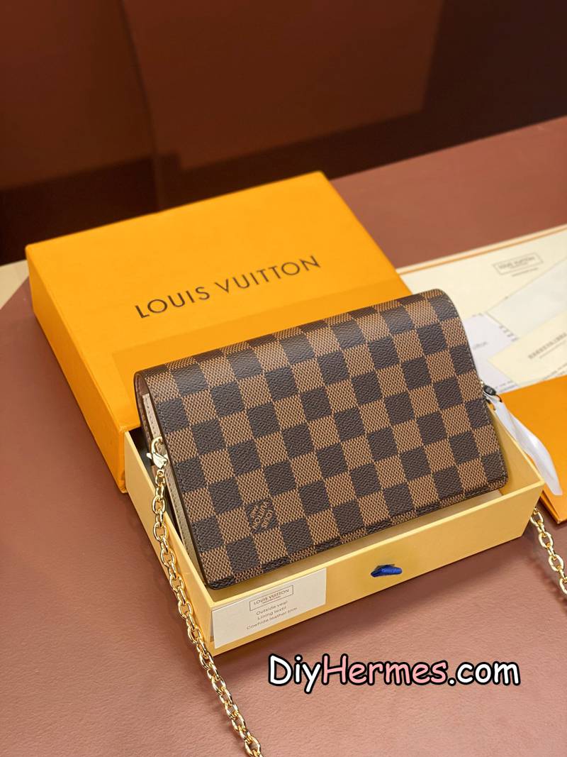 LV N60237 pink! VAVIN Chain Wallet The Vavin chain wallet cleverly combines Louis Vuitton's classic Damier canvas and leather. The design element of the brand's traditional luggage is transformed into a gold hook and embellished flap. With the clever use of the detachable chain shoulder strap, it can be easily changed into various carrying methods, making it suitable for day and night occasions. 19.0 x 12.5 x 4.0 cm (length x height x width) LV 第3張
