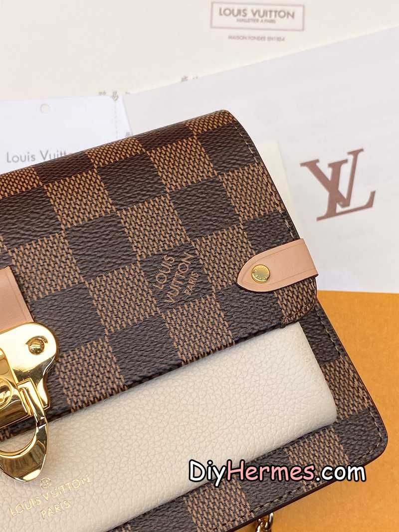 LV N60237 pink! VAVIN Chain Wallet The Vavin chain wallet cleverly combines Louis Vuitton's classic Damier canvas and leather. The design element of the brand's traditional luggage is transformed into a gold hook and embellished flap. With the clever use of the detachable chain shoulder strap, it can be easily changed into various carrying methods, making it suitable for day and night occasions. 19.0 x 12.5 x 4.0 cm (length x height x width) LV 第8張