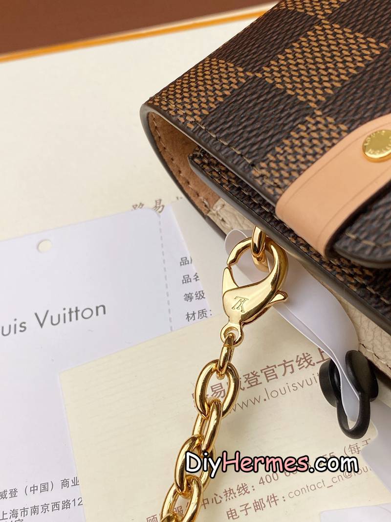 LV N60237 pink! VAVIN Chain Wallet The Vavin chain wallet cleverly combines Louis Vuitton's classic Damier canvas and leather. The design element of the brand's traditional luggage is transformed into a gold hook and embellished flap. With the clever use of the detachable chain shoulder strap, it can be easily changed into various carrying methods, making it suitable for day and night occasions. 19.0 x 12.5 x 4.0 cm (length x height x width) LV 第9張